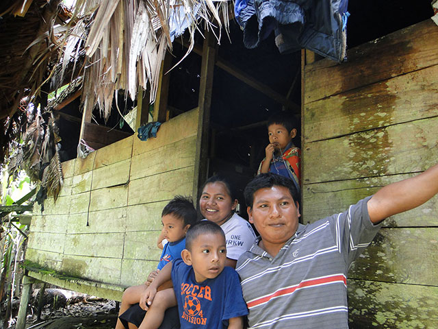 Baudillo Salles Sánchez, member of the Briri tribe, and his family. (Photo: Renata Bessi)