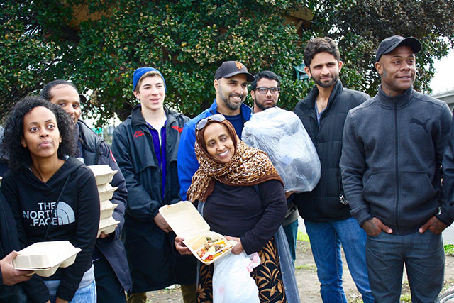 Muslim and Eritrean immigrant communities in the East Bay head to Fruitvale to deliver hot meals and blankets for the homeless during the holidays. (Photo: Rucha Chitnis © The Oakland Institute)