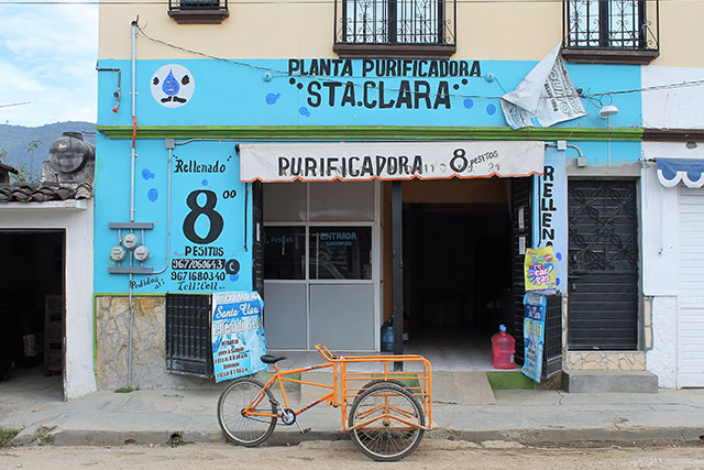  A storefront in San Cristobal selling 20-liter jugs of filtered water. (Photo: Martha Pskowski)