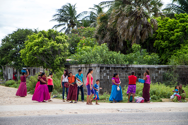 Women of Ixtaltepec expect donations. (Photo: Santiago Navarro F.)