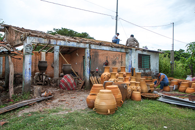 Men work in the reconstruction of an artisan pottery workshop damaged by the earthquake. (Photo: Santiago Navarro F.)