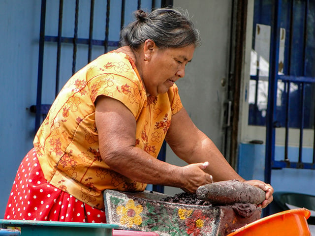Woman prepares food in a community refuge in Ixtaltepec. (Photo: Renata Bessi)