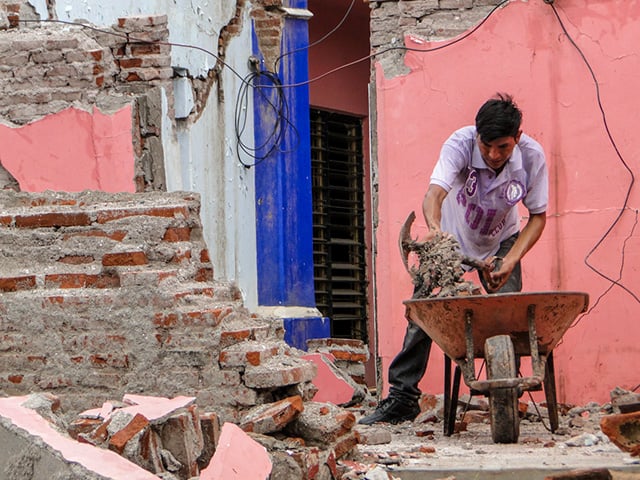 Inhabitants of the isthmus remove debris of their fallen houses. (Photo: Renata Bessi)