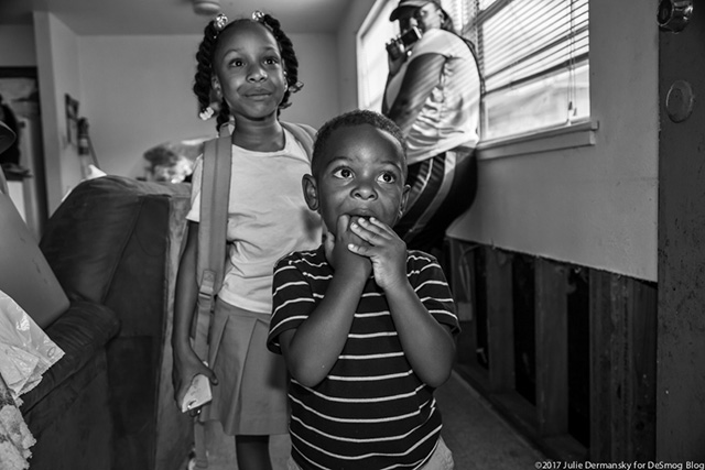 Pat Harris’s grandchildren, Jerianna, 6, and Jonathan, 2, in her apartment in the Prince Hall housing complex in Port Arthur, Texas, on September 20, 2017. (Photo: Julie Dermansky)
