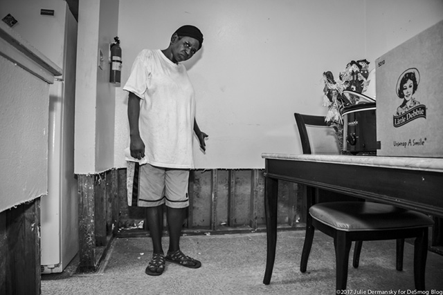 Angela Andgelle pointing out the mold growing in her apartment in the Prince Hall housing complex in Port Arthur Texas, October 13, 2017. (Photo: Julie Dermansky)