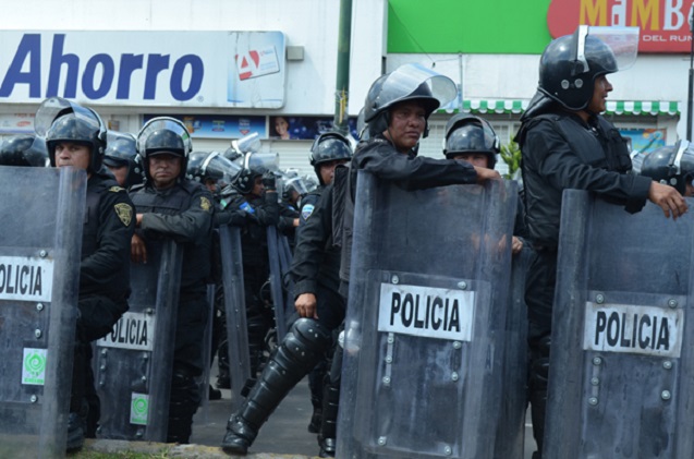 Riot Police have been a constant at many of the mobilizations of the teachers. This photo was taken at a large teachers’ mobilization in protest of the State of the Union address on September 1, minutes before police arrested 16 activists, including 4 independent journalists. (Photo: Andalusia Knoll / Upside Down World).