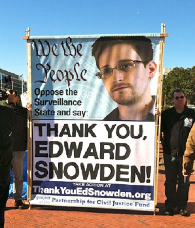 Attendees of Stop Watching Us rally hold up “Thank You Edward Snowden” sign. (Photo: Rania Khalek).