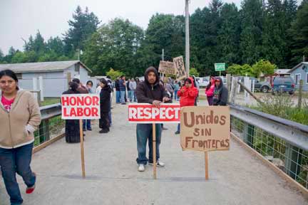 Sakuma Farms strikers at the entrance to the labor camp. (Photo: David Bacon)