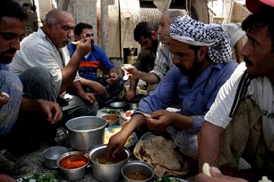 Oil workers eat lunch in a communal style on the drilling platform. (Photo: David Bacon)