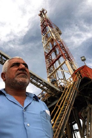 Hassan Juma'a Awad, president of the oil workers union. (Photo: David Bacon)