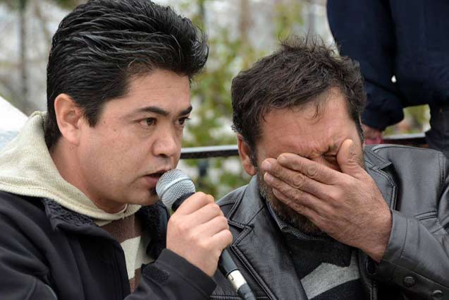 One of the Farmakonisi survivors who lost his family in the water cries as his words are translated to Greek by an Afhgan/Greek activist. (Photo: Angelos Kalodoukas)