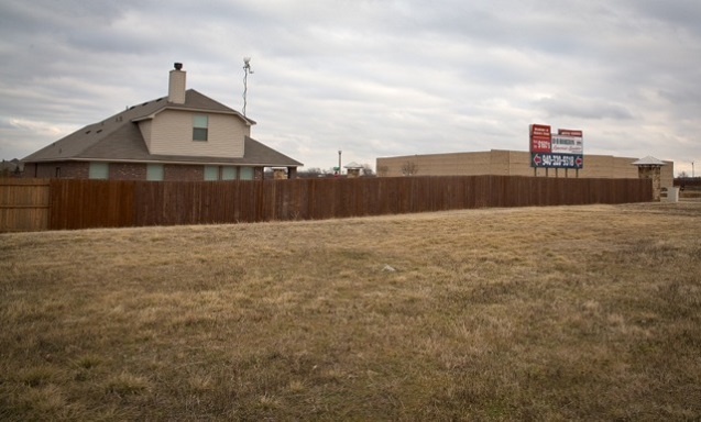 EagleRidge Energy site next to the subdivisions at Bonnie Brae Street and Vintage Boulevard. (Photo: ©2014 Julie Dermansky)