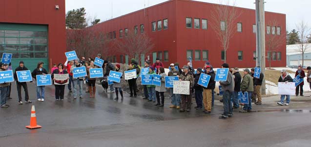 Seventy-five CCTA bus drivers and supporters march on CCTA Industrial Parkway offices demanding a fair contract during the final 20-hour bargaining session. (Photo: Jonathan Leavitt)