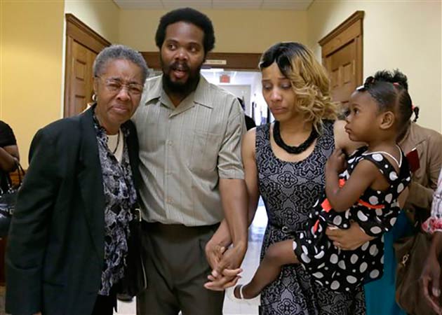Cornealious Mike Anderson walking out of the Mississippi County Courthouse along with his wife, LaQonna Anderson, daughter Nevaeh, 3, and grandmother Mary Porter, left, after being released from custody on May 5, 2014, in Charleston, Mo. (Photo: Jeff Roberson / The Associated Press)