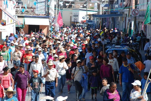 Collective work, cleaning the community in Nochixtlan, Oaxaca. (Photo: Santiago Navarro F.)