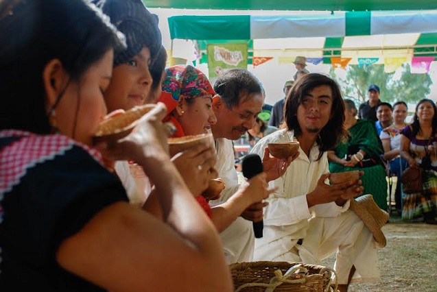 Theatrical representation of gratitude to Mother Earth; the meeting of people in defense of native corn. In the central valleys of Oaxaca. (Photo: Santiago Navarro F.)