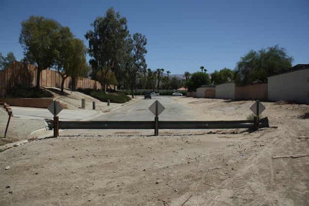 The narrow lane separating the Indian Wells substation on the left from the Palm Desert community of Desert Rose, on the right. (Photo: Daniel Ross)