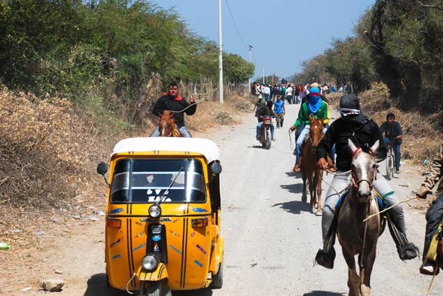 Oaxaca - Arrival of the Caravan support. Álvaro Obregón resented the intervention community where more than 500 policemen who wanted to take control of the territory where the wind project was designed, called Barra Santa Teresa. (Photo: Santiago Navarro F.)