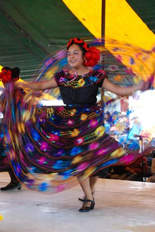 Mixtec girl from Oaxaca celebrates with the traditional dances from her region. (Photo: Santiago Navarro F.)