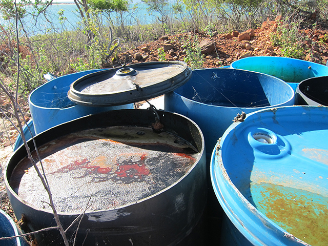 On one of the islands in the lake are containers with traces of fish dissolved with some chemical. (Photo: Renata Bessi)