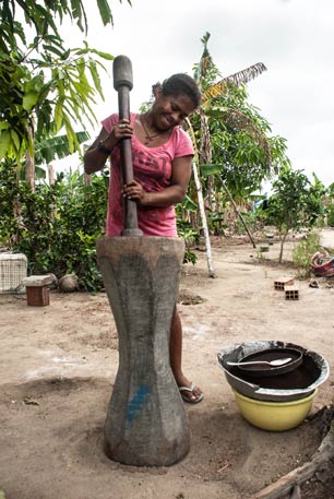 A quilombola woman grinds coffee. (Photo: Santiago Navarro F)