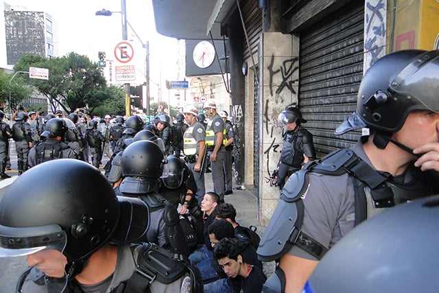 Youth arrested without any justification. (Photo: Santiago Navarro F.)