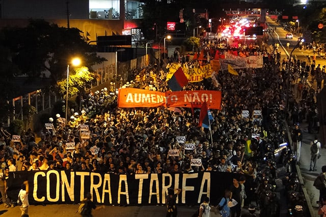 During the fifth protest, people walk through middle-class areas. (Photo: Santiago Navarro F.)