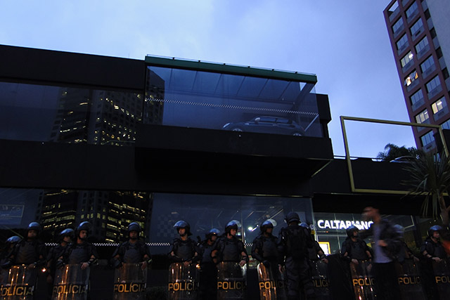 The military police protecting the companies. (Photo: Santiago Navarro F.)