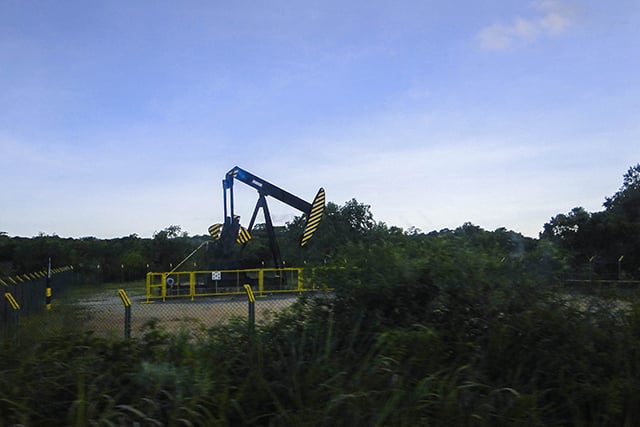 Oil well between the communities of Degredo and Regencia, Linhares, Espirito Santo, Brazil. December 18, 2014. (Santiago Navarro F.)