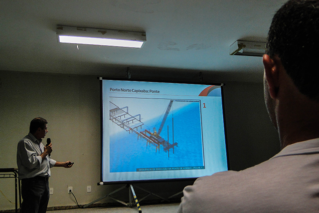 A manager from Manabi gives a presentation to local fishermen about the mining pipeline project and the North Capixaba port. (Photo:Santiago Navarro F.)