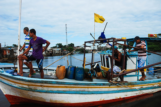 Fishermen in the community of Barra de Riacho, Espirito Santo, Brazil. December 16, 2014. (Photo: Santiago Navarro F.)