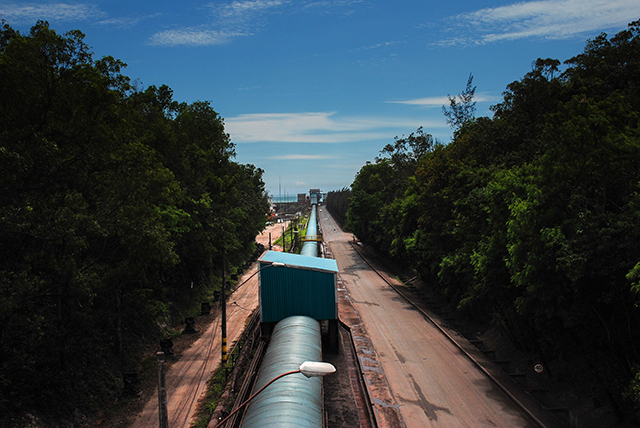 A slurry pipeline belonging to the Samarco company that runs to the ocean, in the community of Anchiete, Espirito Santo, Brazil. December 20, 2014. (Photo: Santiago Navarro F.)