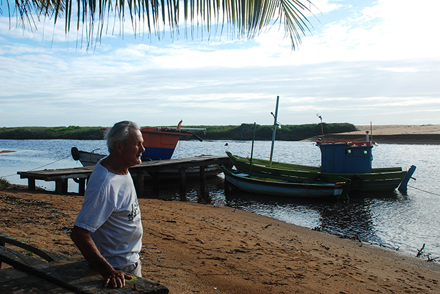 A fisherman who is over 70 years old in the community of Barra de Riacho, Aracruz, Brazil. December 16, 2014. (Photo: Santiago Navarro F.)