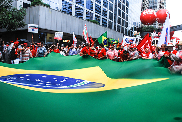 Over 70,000 union members and citizens mobilized in defense of Petrobras on Paulista Avenue in Sao Paulo, Brazil's financial district. March 13, 2015. (Photo: Santiago Navarro F.)