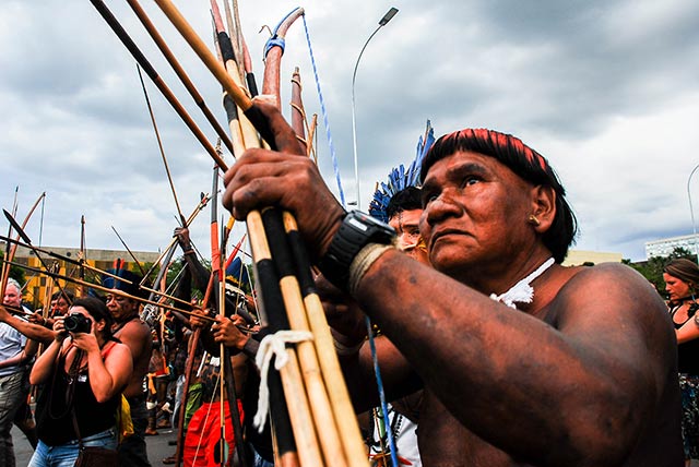 For four days and three nights, more than 1,500 indigenous individuals filled one of the gardens in front of the National Congress with colors, music and rituals. (Photo: Santiago Navarro F.)