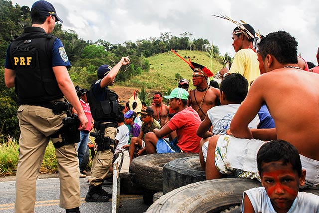 The atmosphere grew tense as Federal Police came in, although this was no surprise to the Pataxo. They have been long been rejected by cattle farmers, businessmen and people living in cities close to Monte Pascoal–one of the richest areas in terms of flora and fauna in the world. (Photo: Santiago Navarro F.)