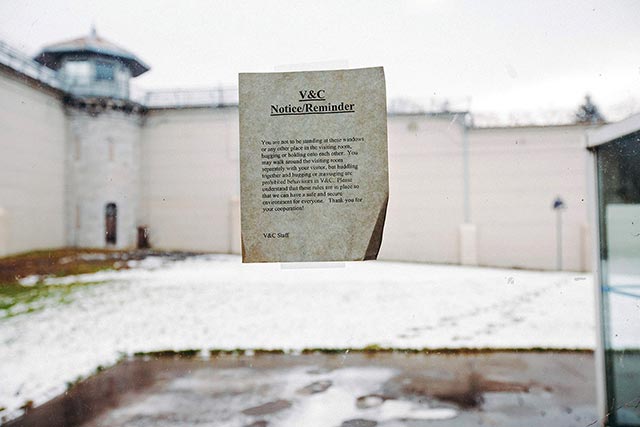 Watchdogging: a notice/reminder/warning to visitors and prisoners is taped to the window inside the Visitation and Correspondence Room. (Photo: Cindy Blažević)