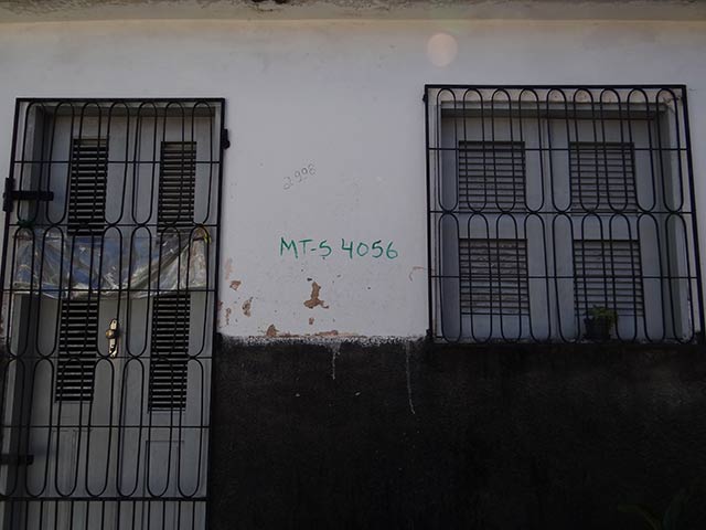 House marked for removal in Comunidades do Trilho. (Photo: MLDM)