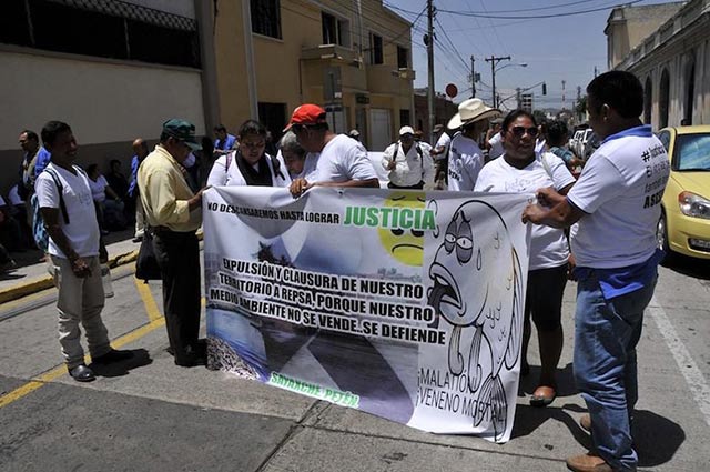 Sayaxché community residents have staged rallies, marches, and road blockades to protest the ecological disaster and the REPSA oil palm company suspected of being responsible for it. “We Will Not Rest Until We Achieve JUSTICE,” reads a banner at a rally in June. (Photo courtesy of El Informante Petenero)