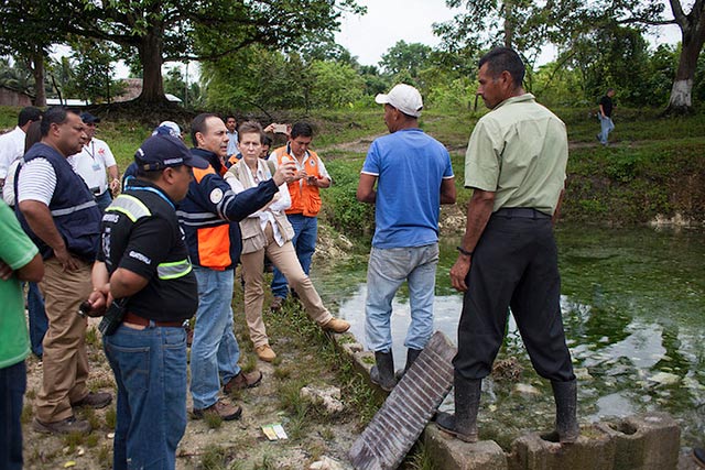 Officials with the Guatemalan government and the UN speak with Sayaxché residents affected by the contamination of the La Pasión River. (Photo by CONRED Guatemala)