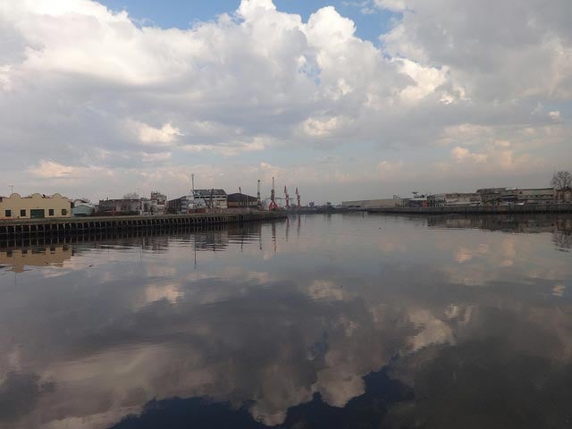 The industrial area in the Riachuelo, with the port in the background, in Buenos Aires. There are 13,000 companies registered by ACUMAR along the riverbank, 7,000 of which are industrial. The agency has identified 1,254 toxic substances. Some 900 factories have presented reconversion plans. (Photo: Fabiana Frayssinet / IPS)