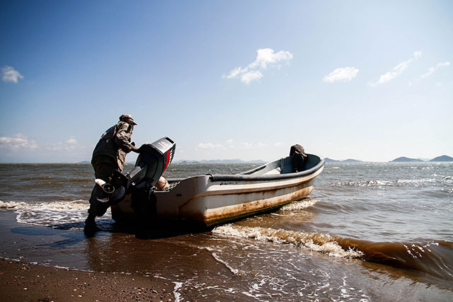 The fishermen on San Vicente beach have already begun to notice changes caused by the wind turbines. (Photo: Santiago Navarro F)