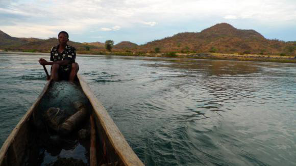 A fisherman paddles out on the Zambezi River. Access to the river would be lost with the construction of the Mphanda Nkuwa dam. People have already been displaced from their fertile land surrounding the river due to coal mining. (Photo: Justiça Ambiental)