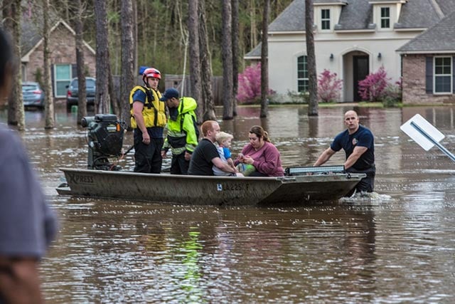 Rescue crews evacuate residents in the Tallow Creek subdivision to safety. (Photo: © 2016 Julie Dermansky)