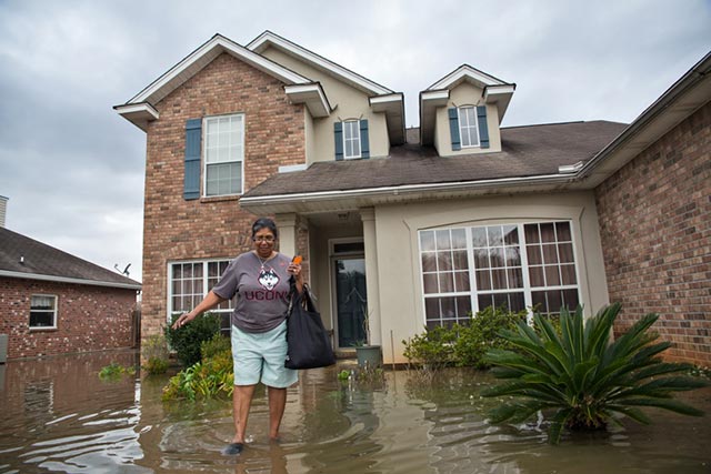 Vera Esteen leaving her home in Tallow Creek as floodwaters continued to rise. (Photo: © 2016 Julie Dermansky)