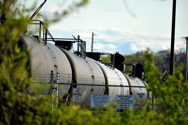 Railroad tank cars in the Kenwood Rail Yard near the Port of Albany and Interstate 787. (Photo: Earthjustice)