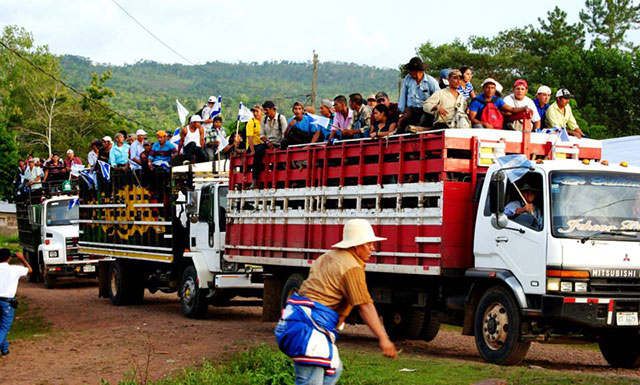 Trenches on the roads leading to the Nicaraguan capital hindered the passage of the demonstrators' caravan. However, the campesinos were able to avoid the obstacles and continued on foot. (Photo: Onda Local)