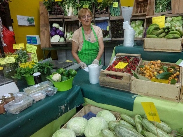 Agroecological farmer Alicia Della Ceca at her stand in El Galpón, in the neighborhood of Chacarita in the Argentine capital. In the organic producers market, she sells directly to consumers what she and her two children grow on their 3.5-hectare farm. (Credit: Fabiana Frayssinet / IPS)