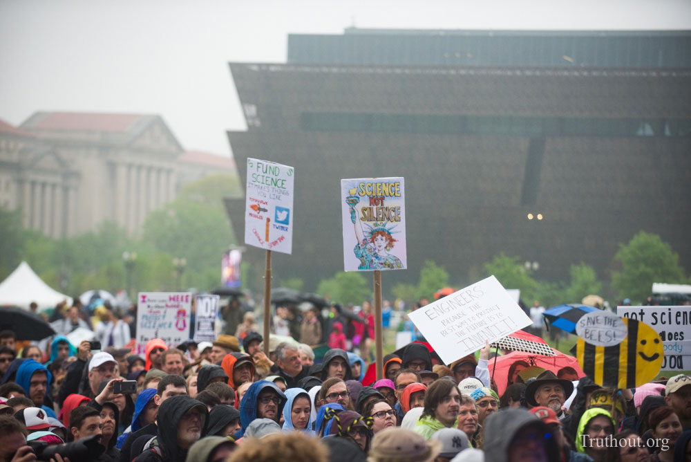 A Marcher holds up a sign that portrays Ms. Frizzle as Lady Liberty. (Photo: Zach Roberts) 