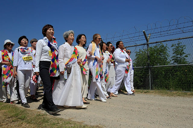 US activist Gloria Steinem (center), and Nobel Peace Prize laureates Leymah Gbowee (right), from Liberia with other activists march to the Imjingak Pavilion along the military wire fences near the border village of Panmunjom on May 24, 2015 in Paju, South Korea. (Photo: Chung Sung-Jun / Getty Images)